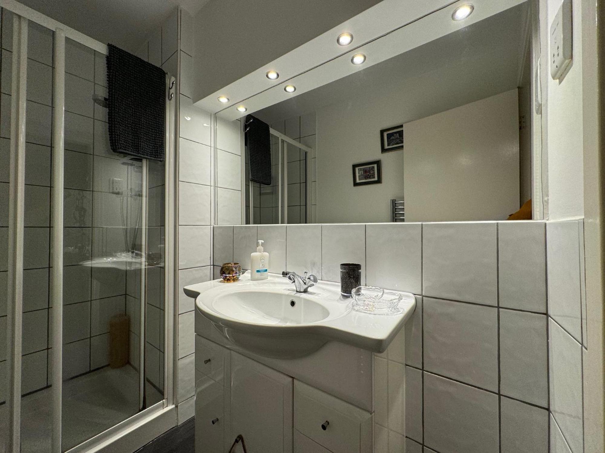 Edinburgh Two Bedroom Apartment With Free Side Street Parking 24 Hours ภายนอก รูปภาพ